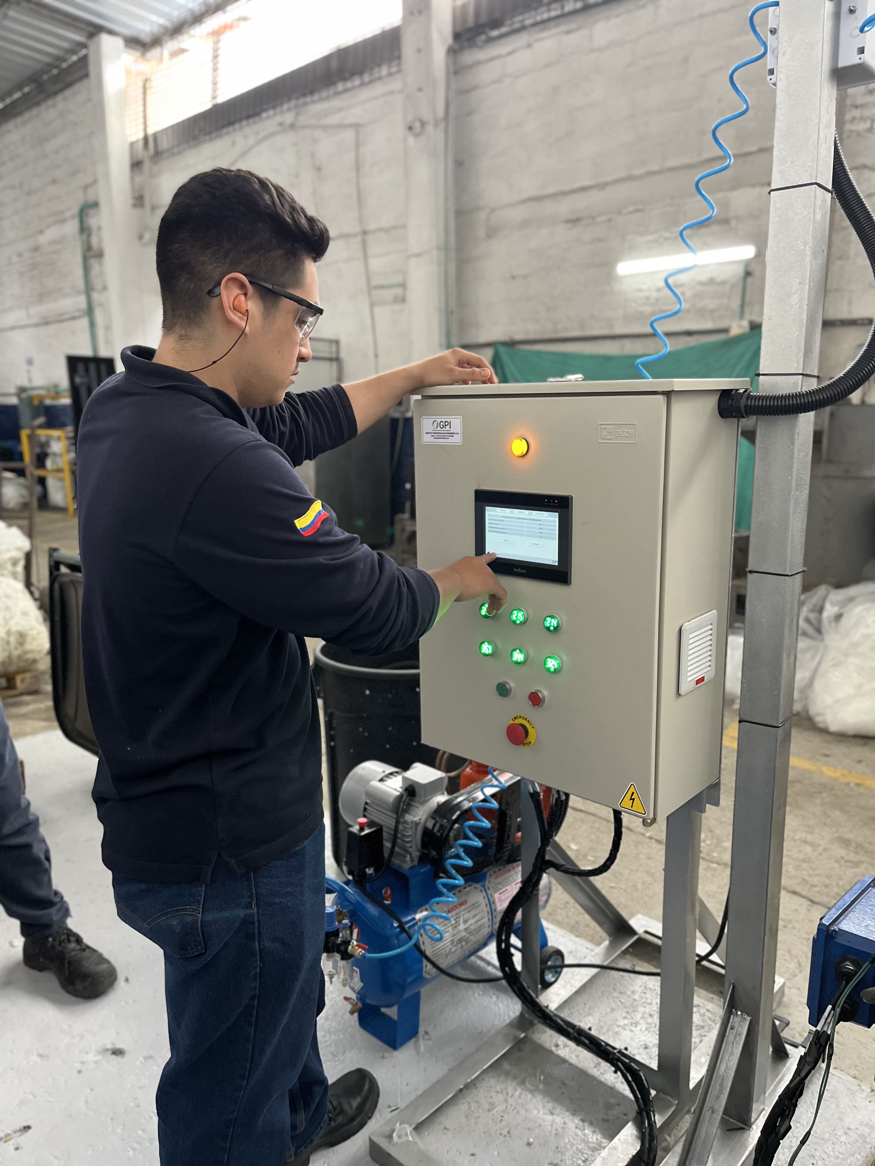 Tablero de control y automatización industrial en operación